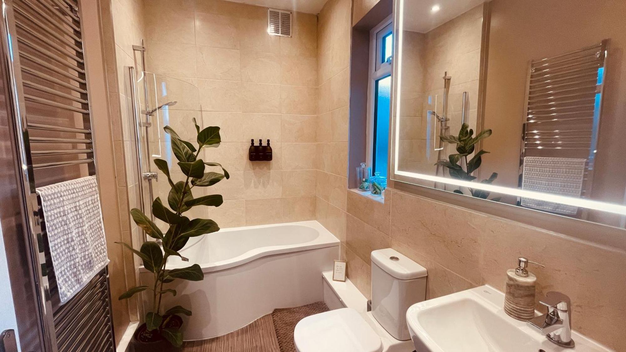Fabulous 2 Bed Flat Apartment *