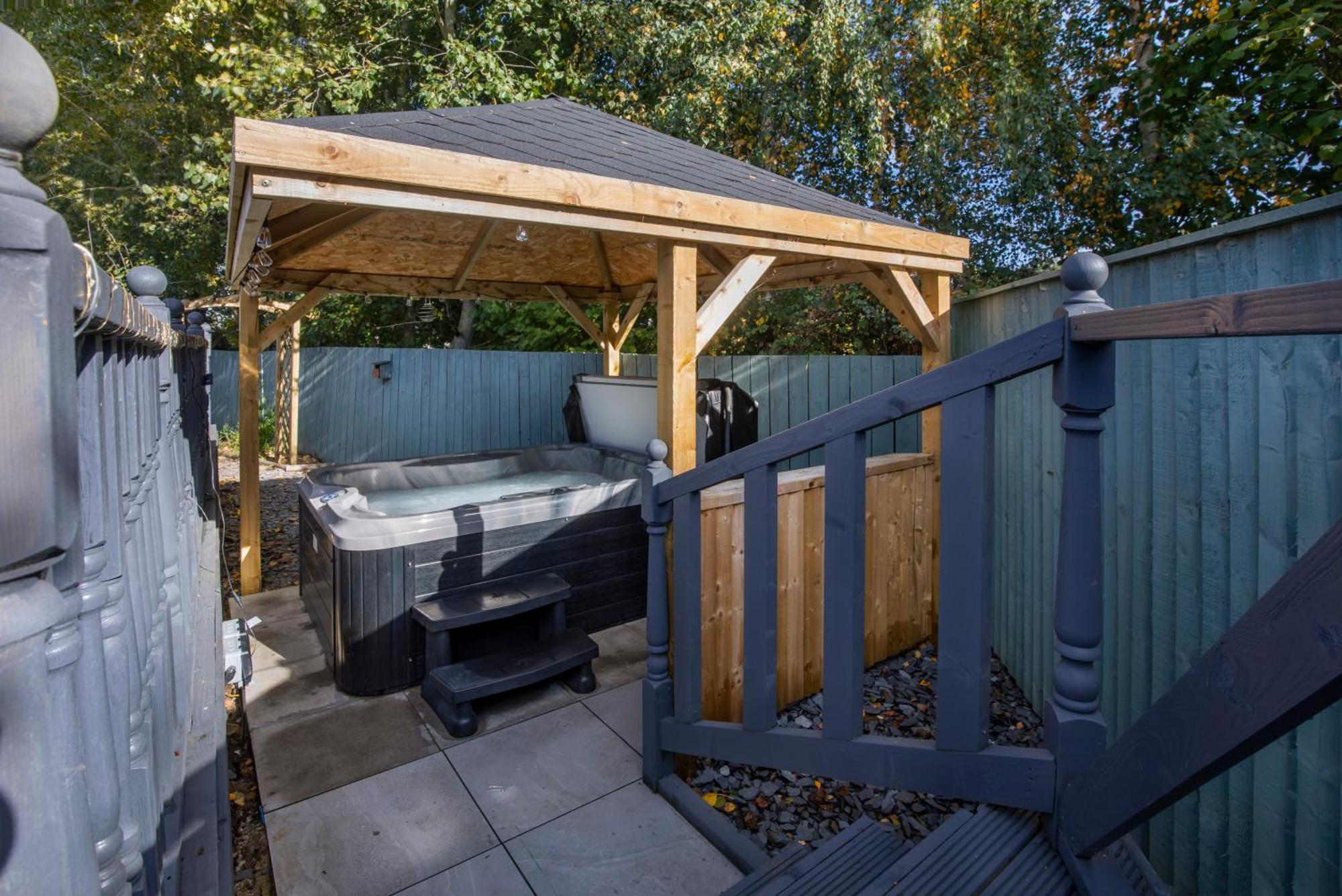 Family Honeybeelodge Hot Tub And Wood Burner York
