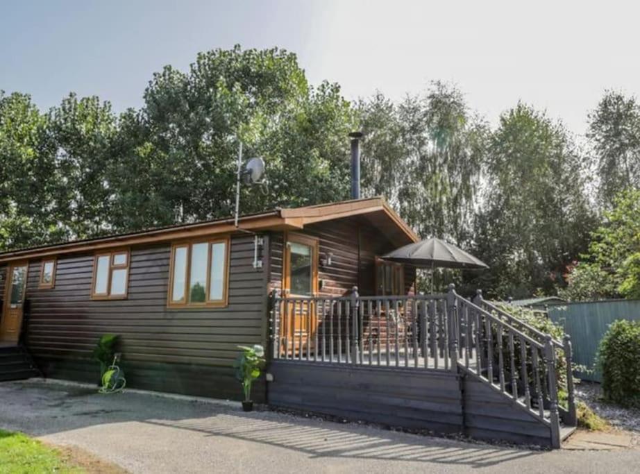 Family Honeybeelodge Hot Tub And Wood Burner York