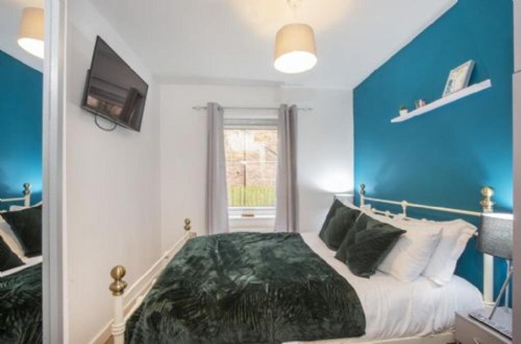 Olympian Court 2 Bed Apartment *