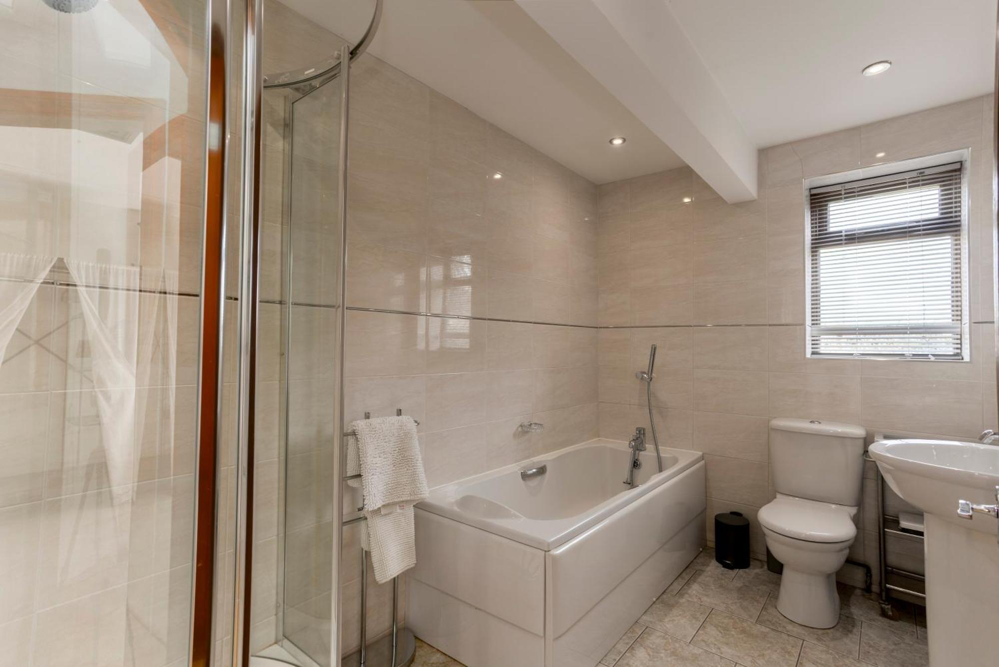 Isabella Place In - 3 Bed Property, 2 Double Beds, 1 Large Double Bed, Ideal For Families Apartment *