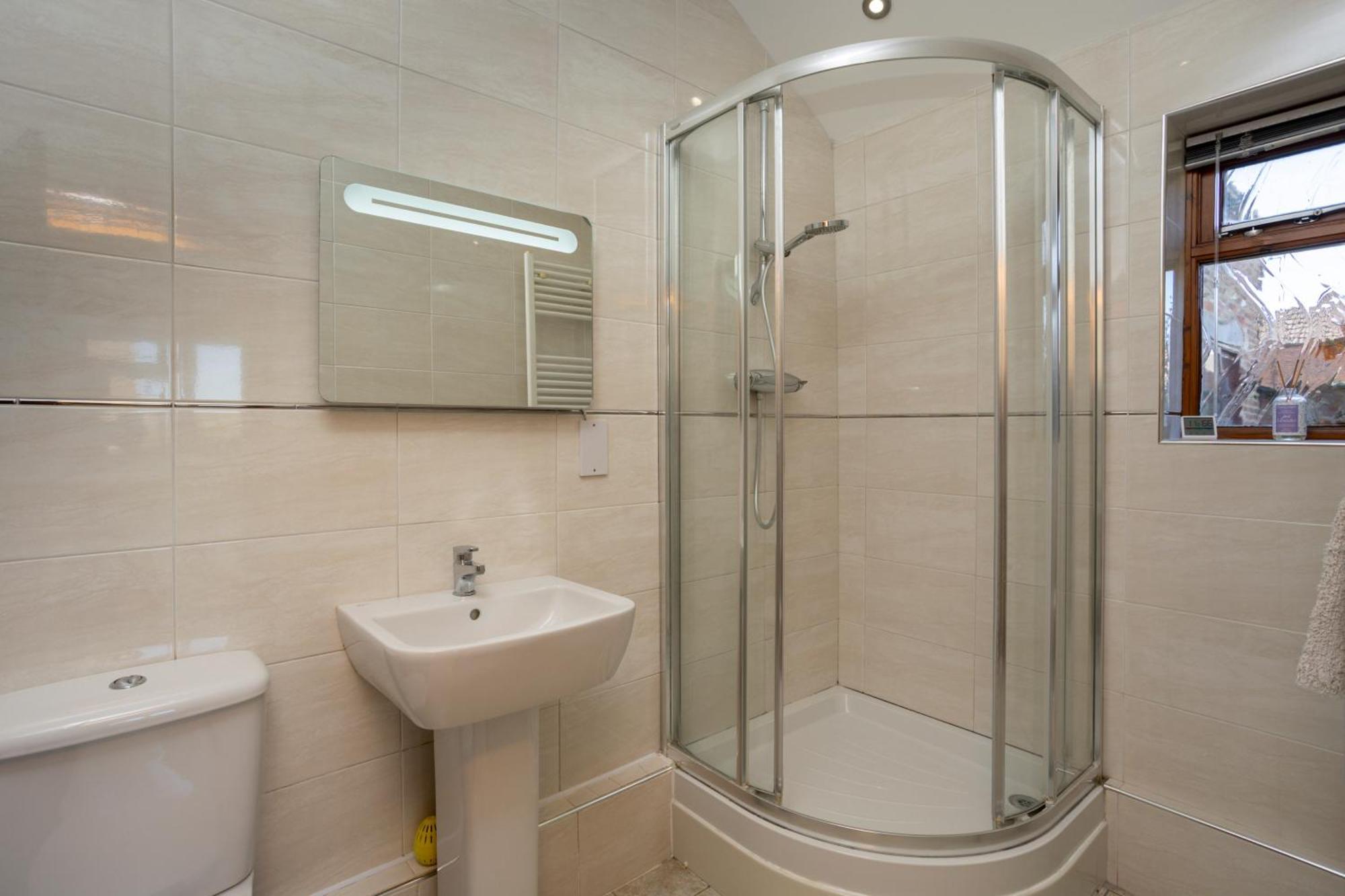 Apartment Isabella Place In - 3 Bed Property, 2 Double Beds, 1 Large Double Bed, Ideal For Families *