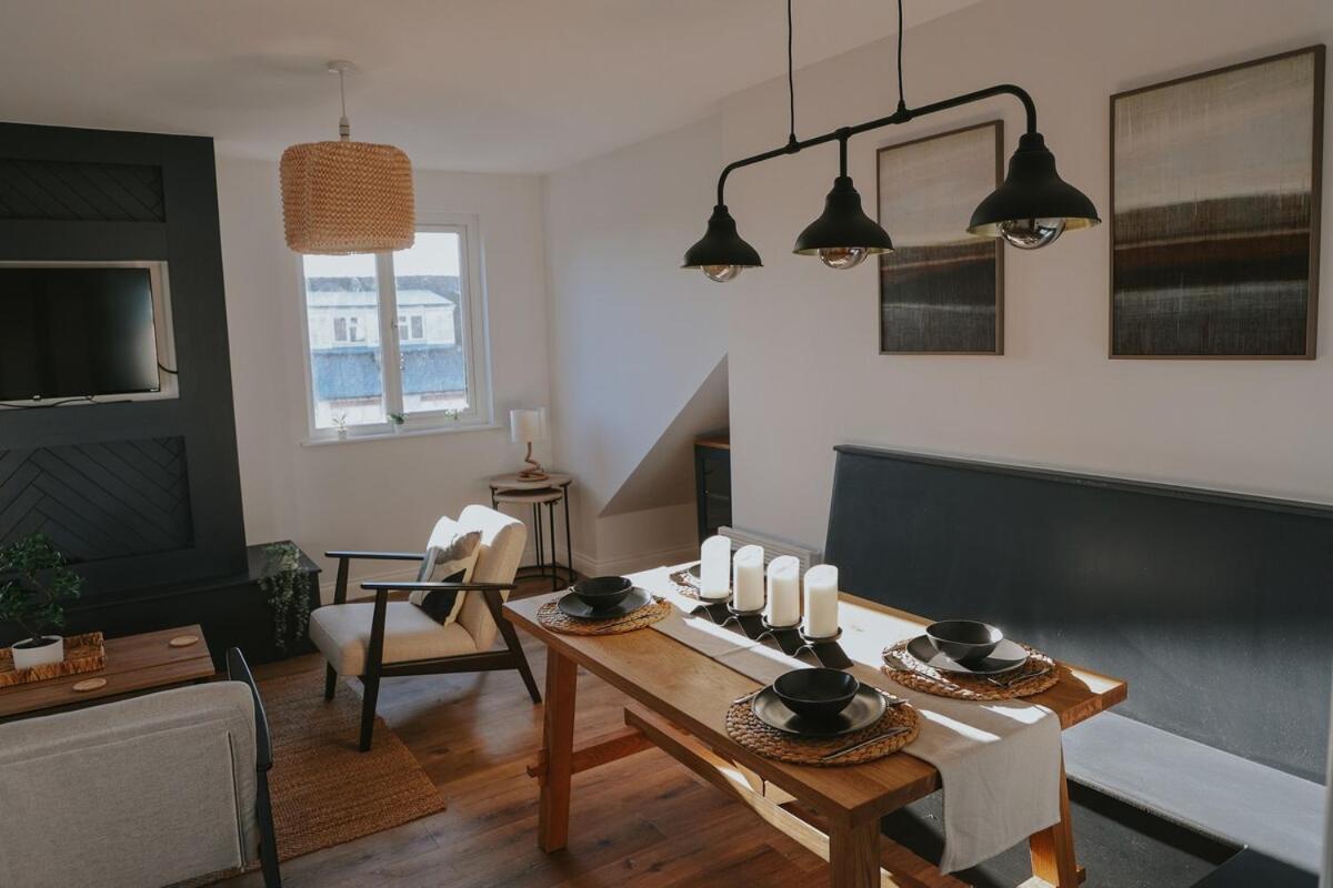 Spacious Second Floor Apartment, Fourth Avenue Apartment *