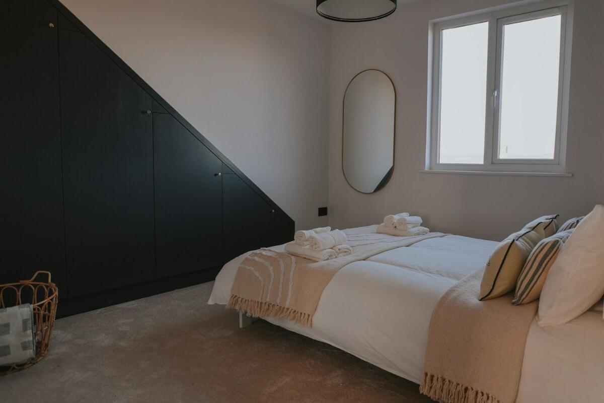 Spacious Second Floor Apartment, Fourth Avenue *