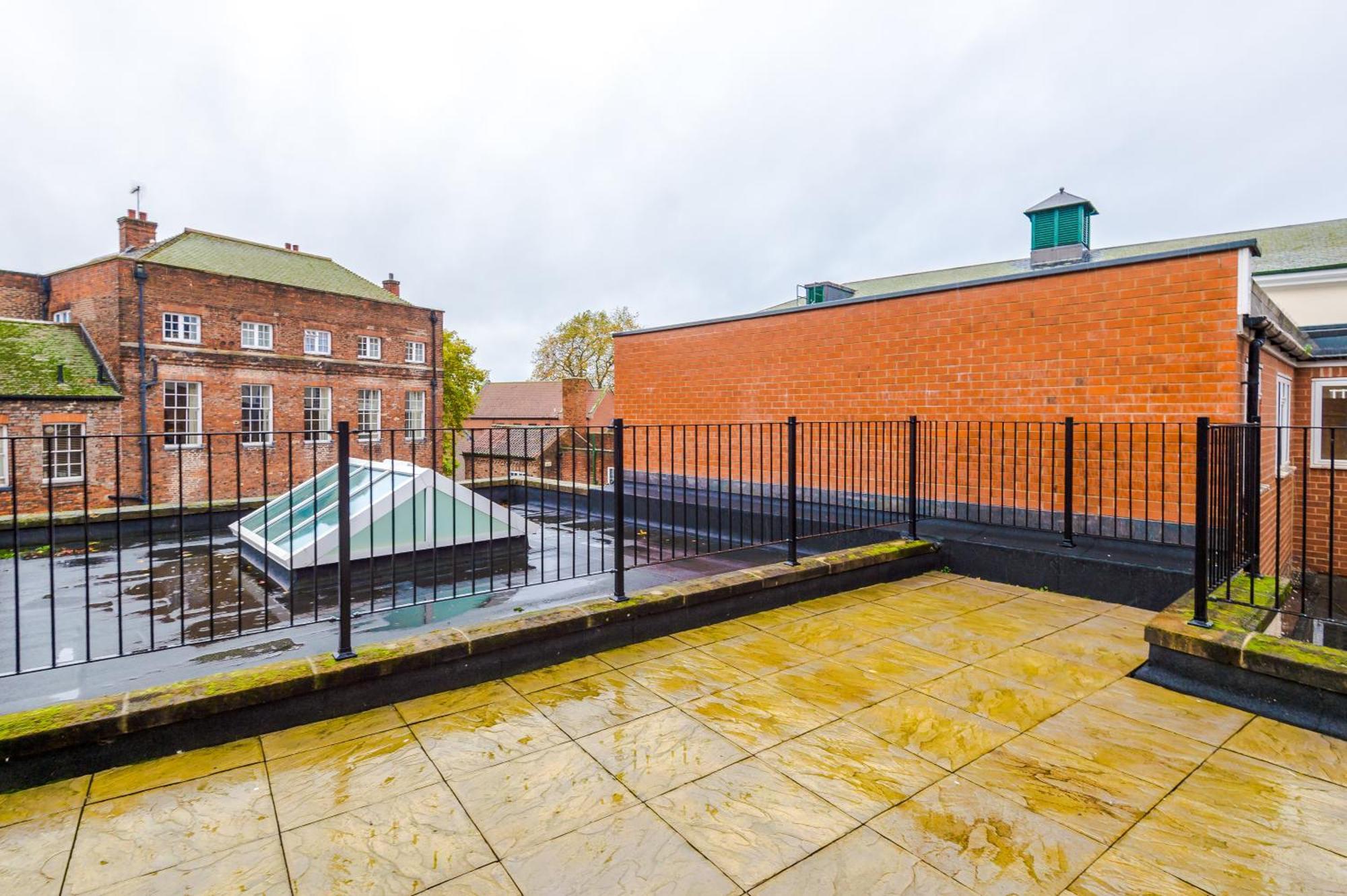 Penthouse With Private Roof Terrace *