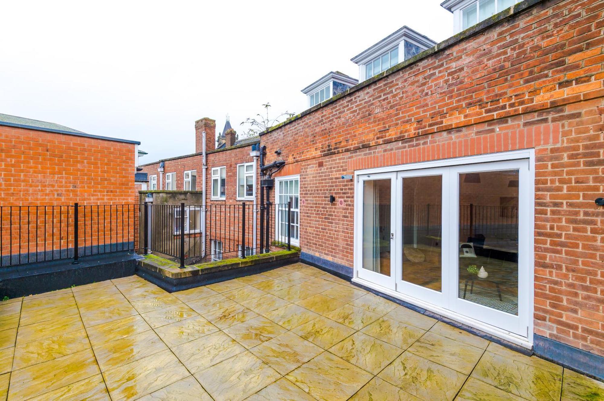 Penthouse With Private Roof Terrace *