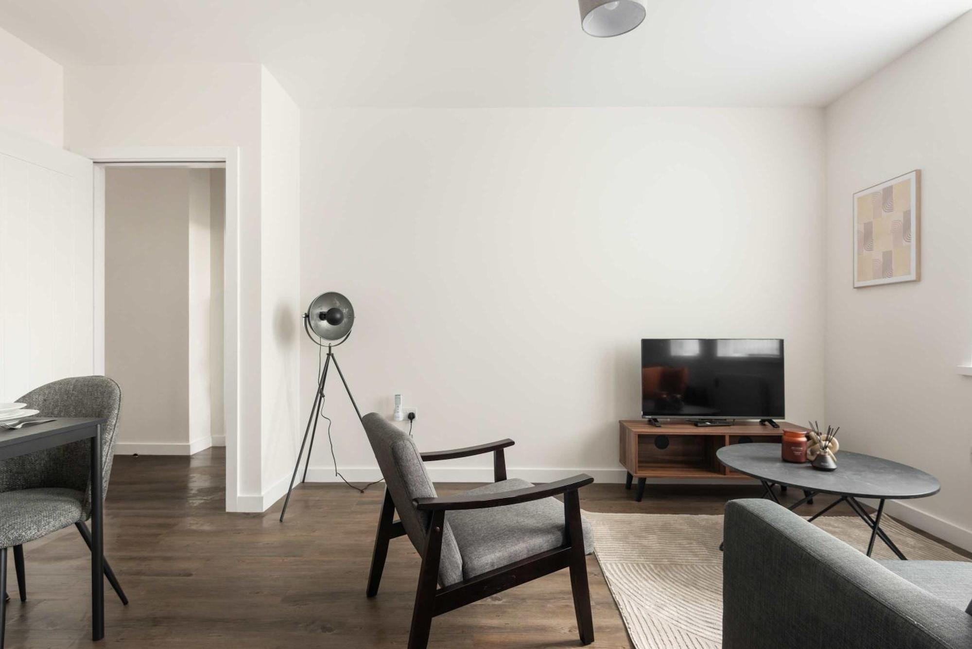 Modern 1 Bedroom In With Parking