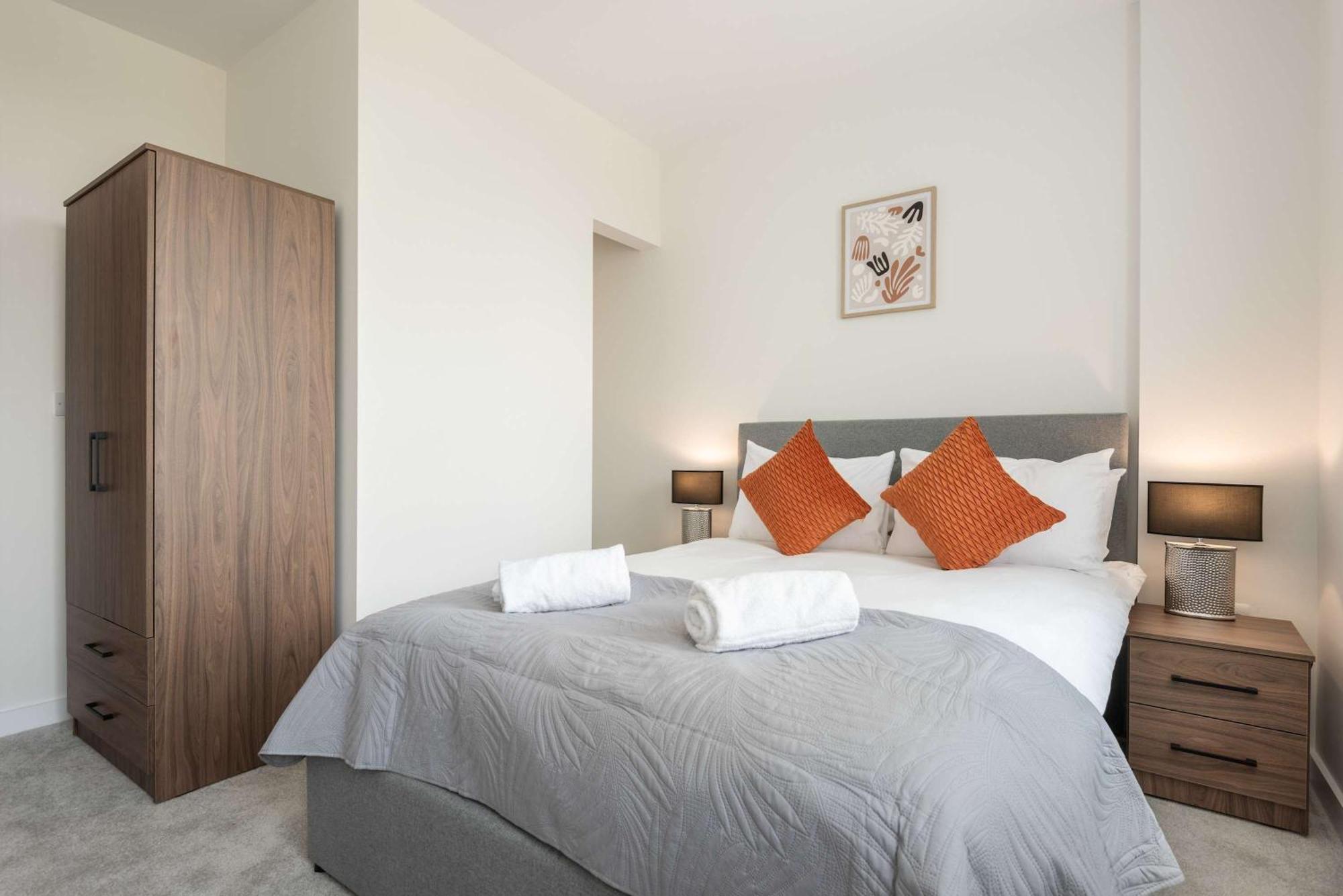 Apartment Modern 1 Bedroom In With Parking York