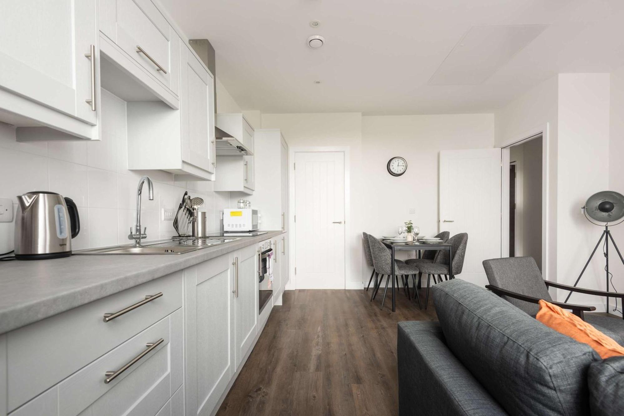Modern 1 Bedroom In With Parking Apartment