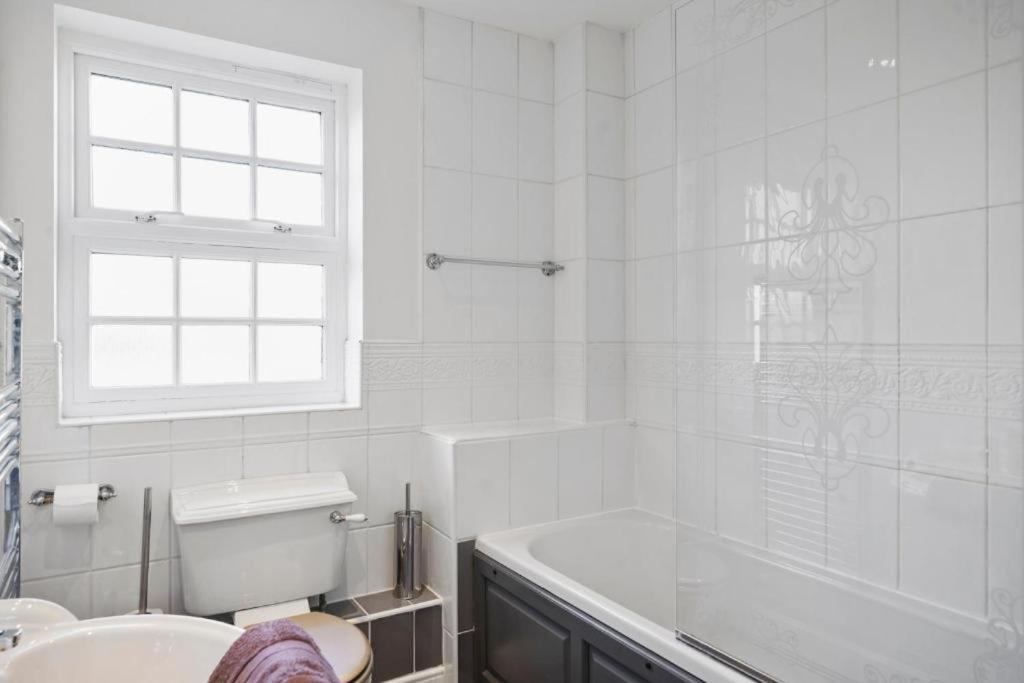 Lovely 4 Bedroom House In - Sleeps 10 Holiday home