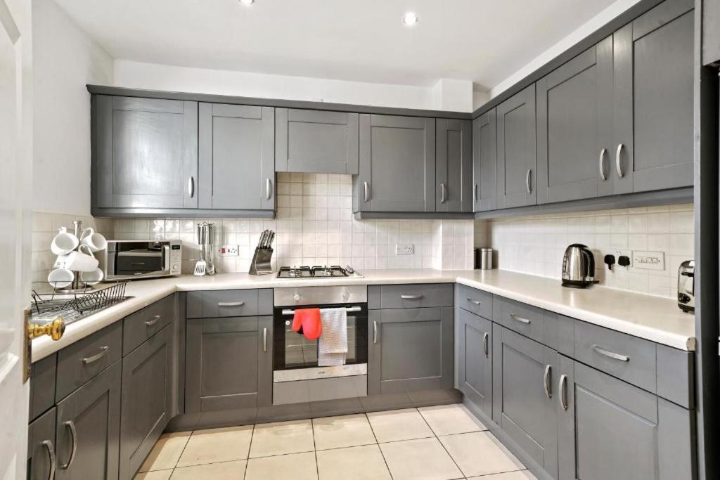 Holiday home Lovely 4 Bedroom House In - Sleeps 10 *