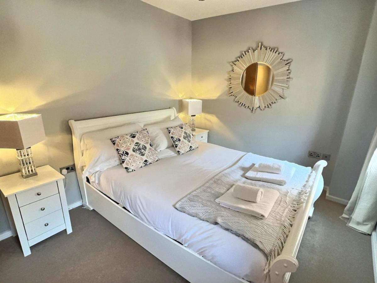 Lady Pecketts Yard One Bedroom, Sleeps Four- *