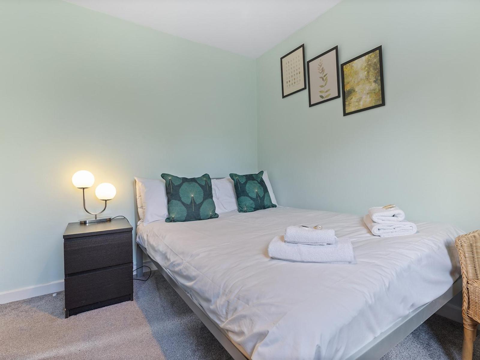Bright Modern With Free Parking Pass The Keys * York