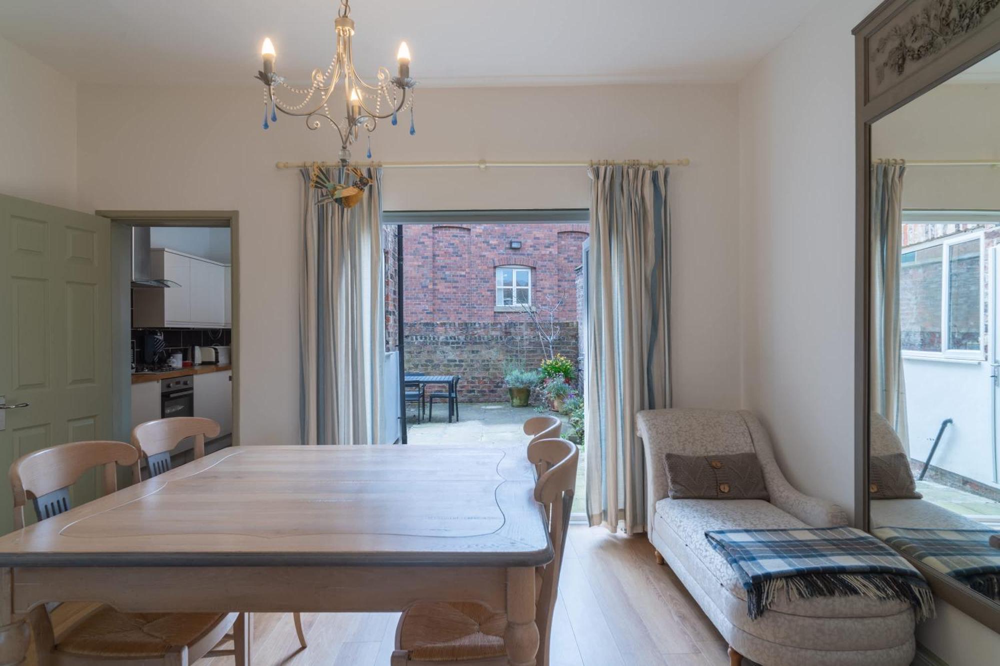St Denys View With Free Parking Apartment *