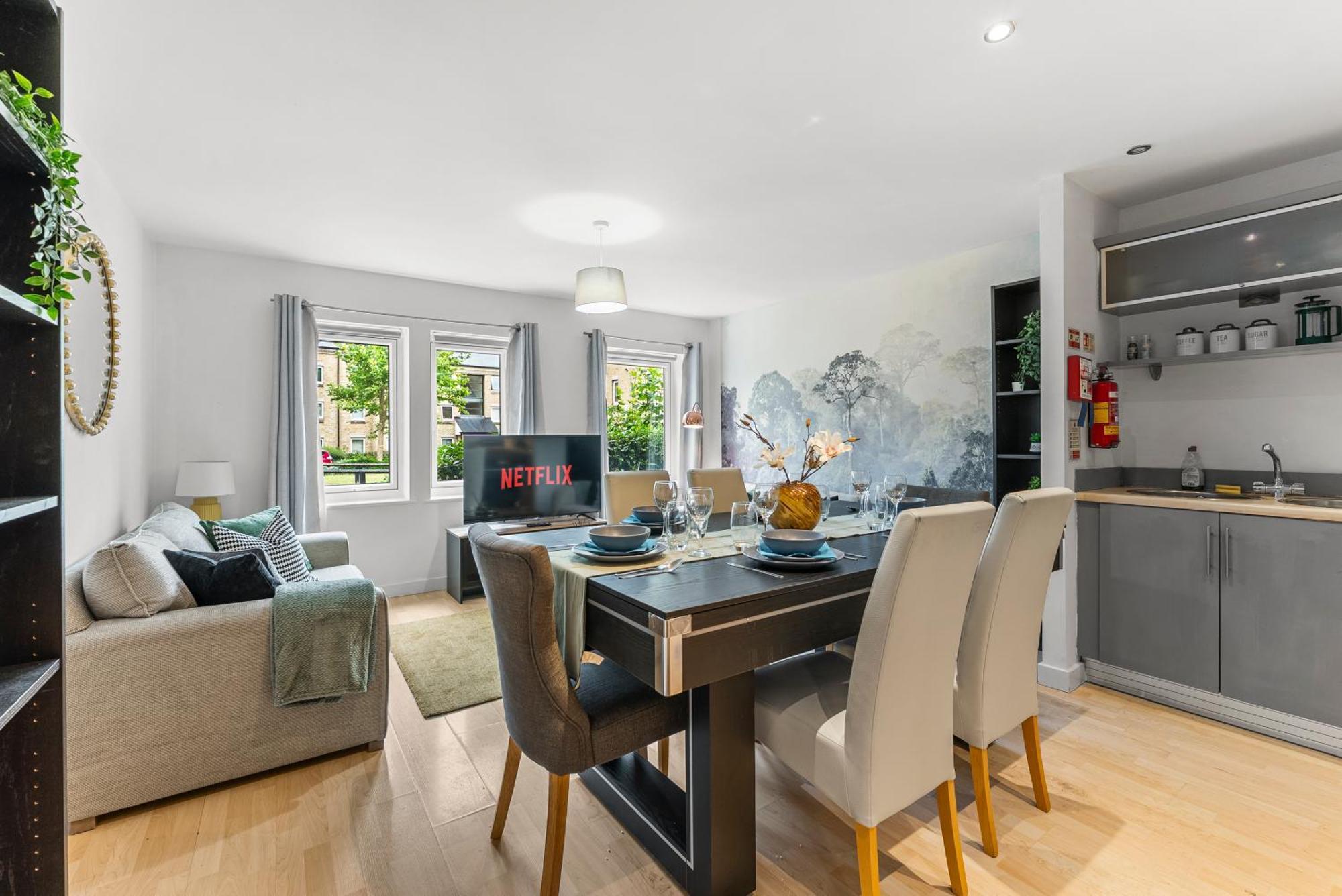 Apartment Chic Getaway - Pool Table - Free Street Parking *