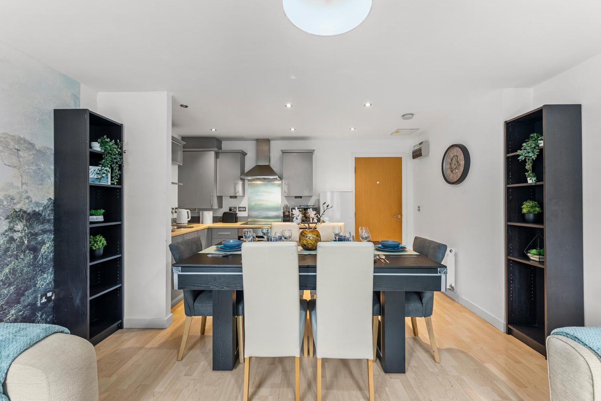 Chic Getaway - Pool Table - Free Street Parking Apartment