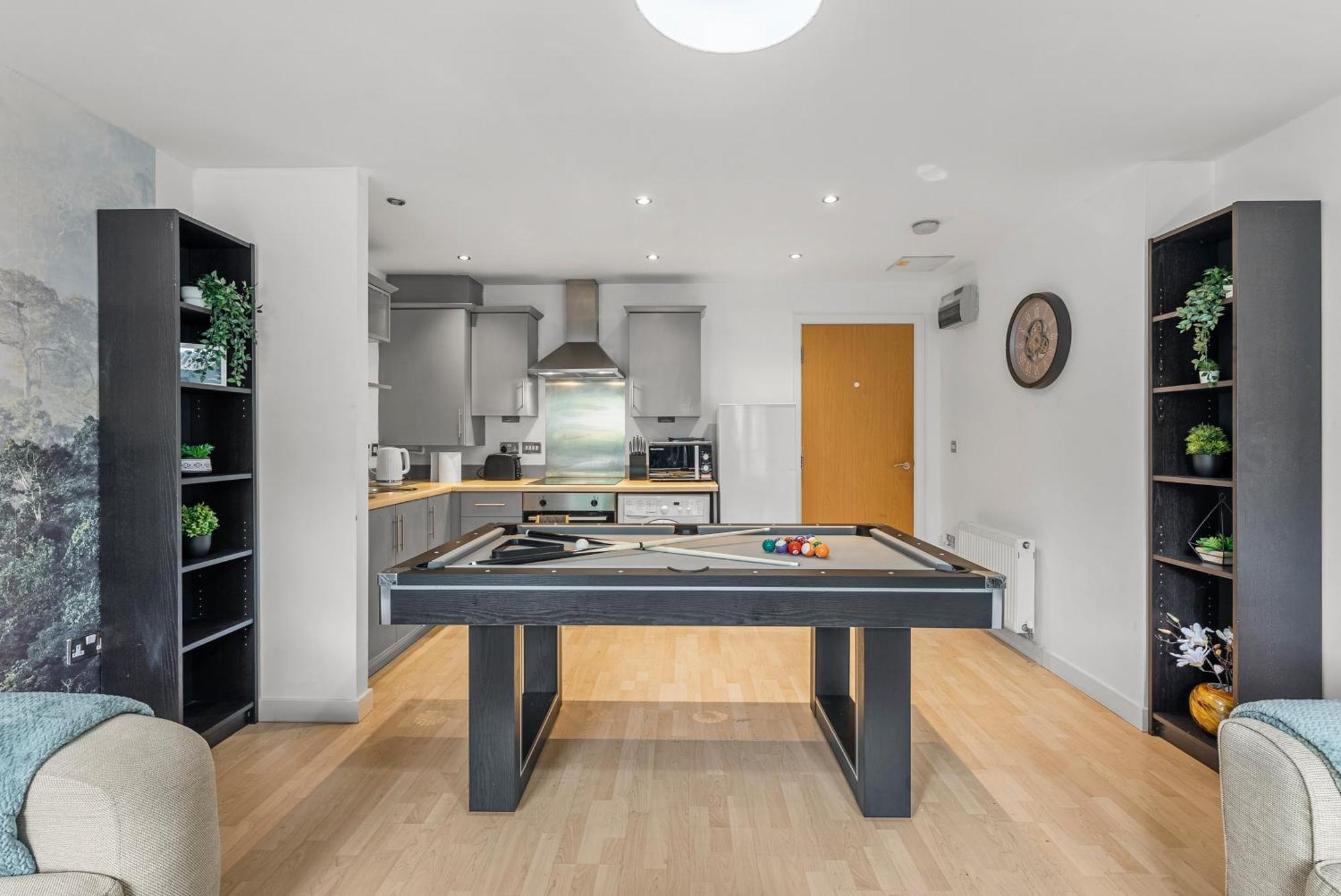 Apartment Chic Getaway - Pool Table - Free Street Parking *
