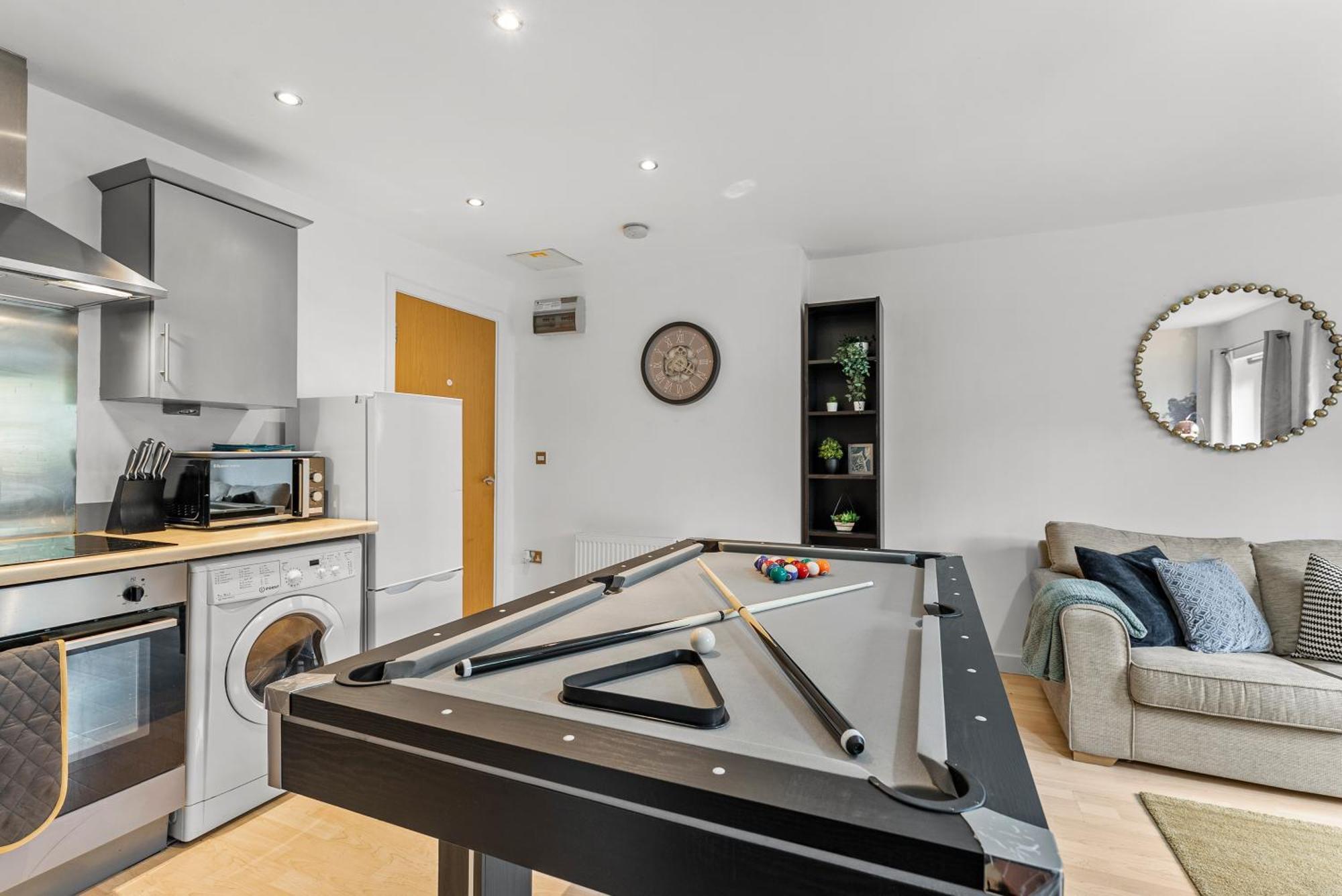 Chic Getaway - Pool Table - Free Street Parking Apartment *