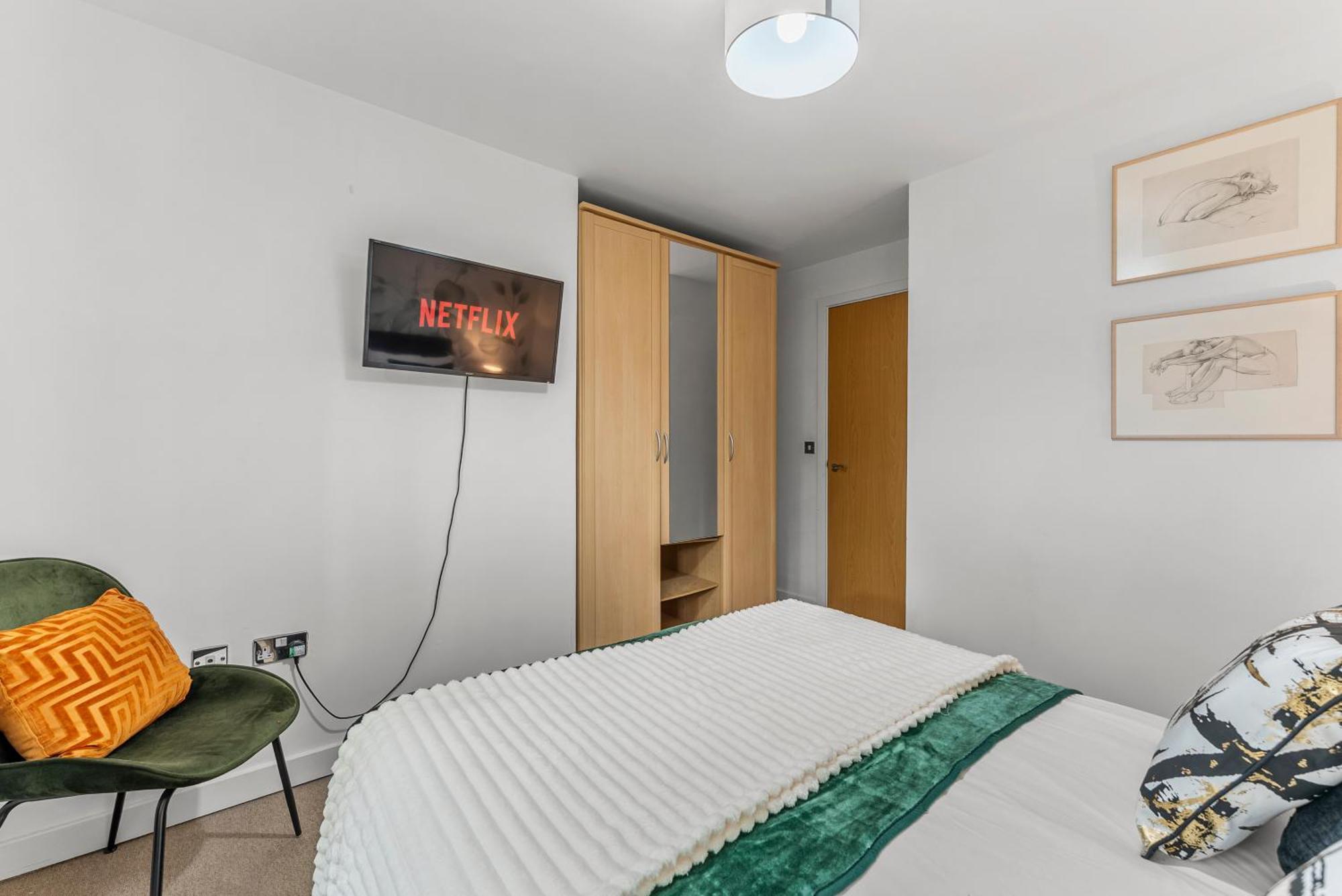Apartment Chic Getaway - Pool Table - Free Street Parking *