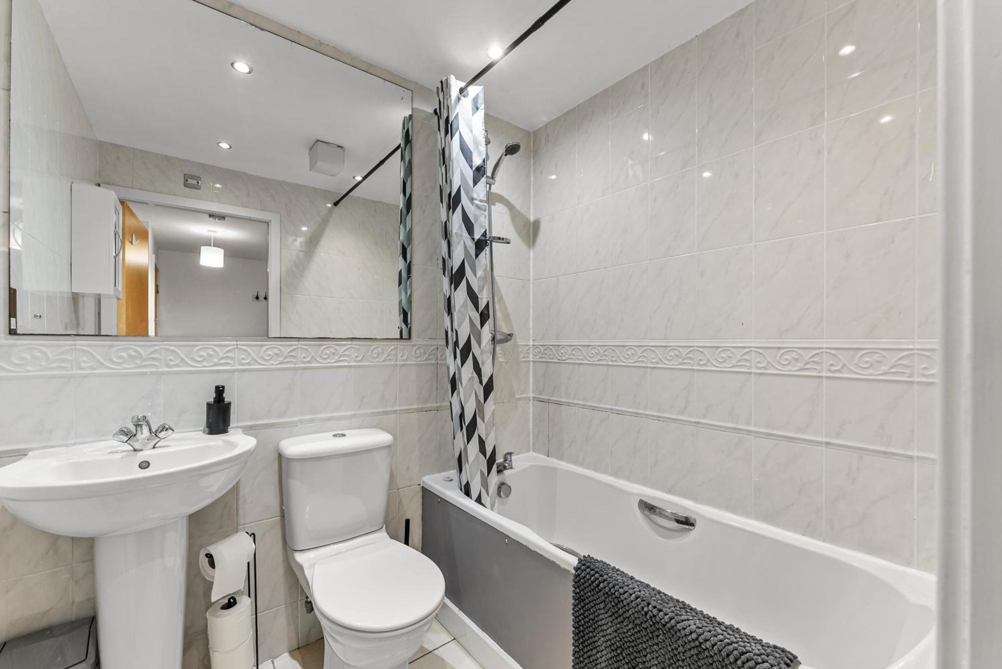 Apartment Chic Getaway - Pool Table - Free Street Parking *