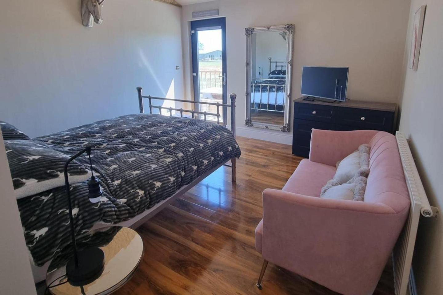 Holiday home 4bed Sleeps8-pet Friendly-hot Tub-log Burner *