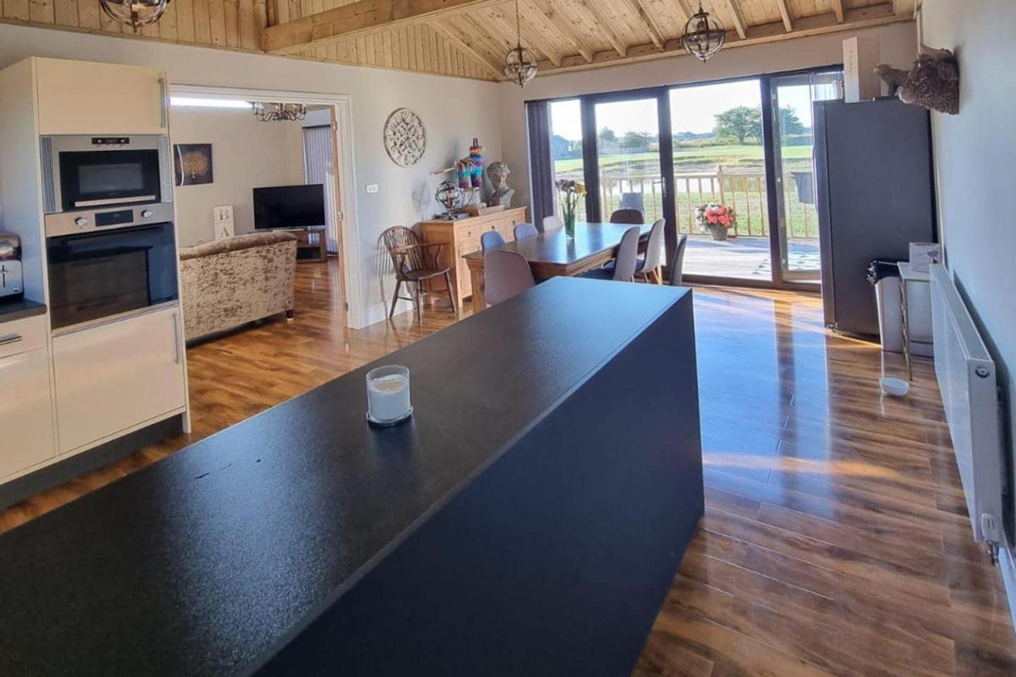 4bed Sleeps8-pet Friendly-hot Tub-log Burner Holiday home