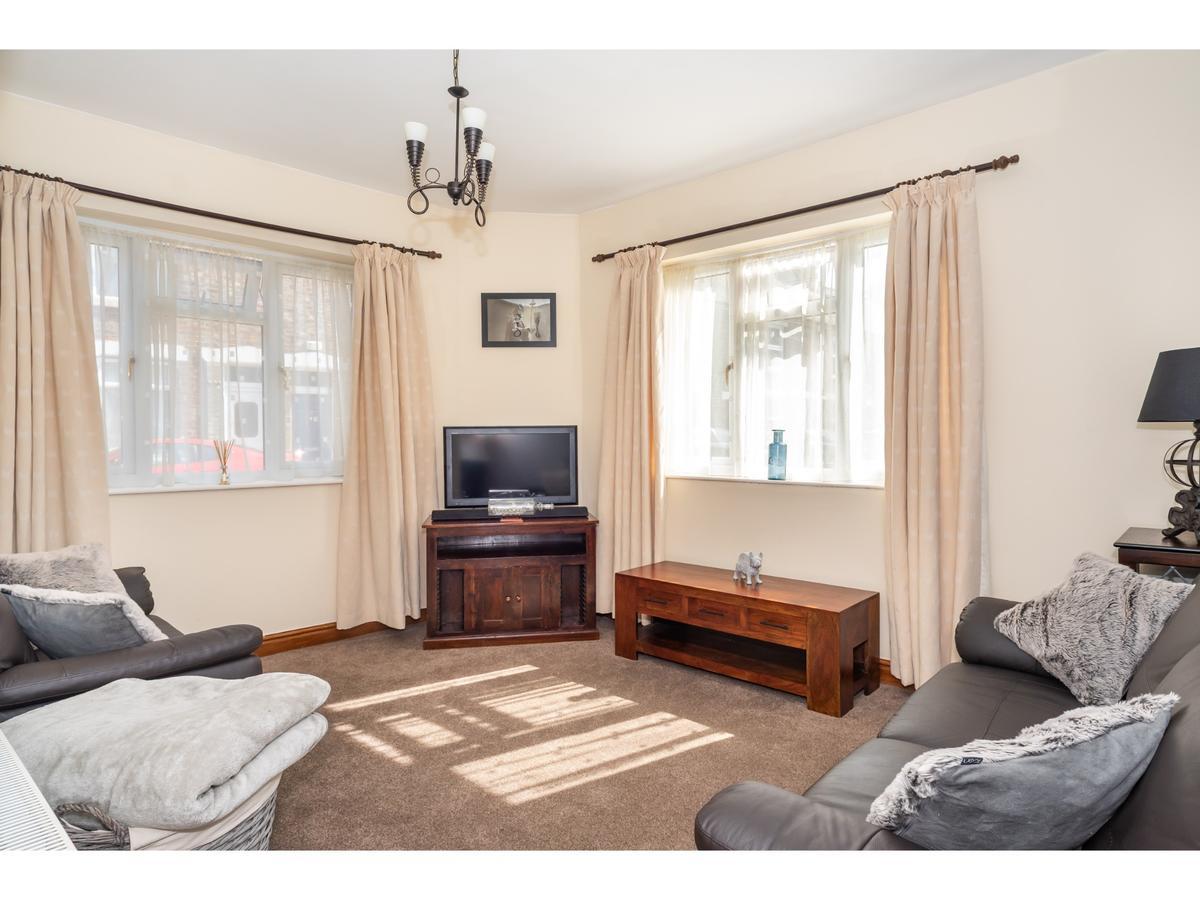 Apartment Spacious, Sleeps 5, Near Walls & Free Parking *