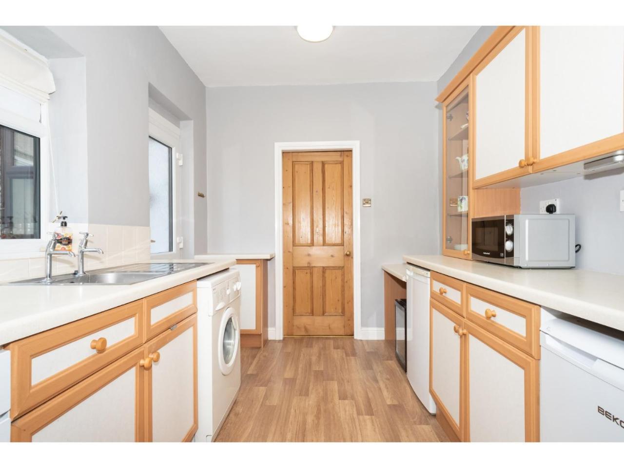 Apartment Spacious, Sleeps 5, Near Walls & Free Parking *