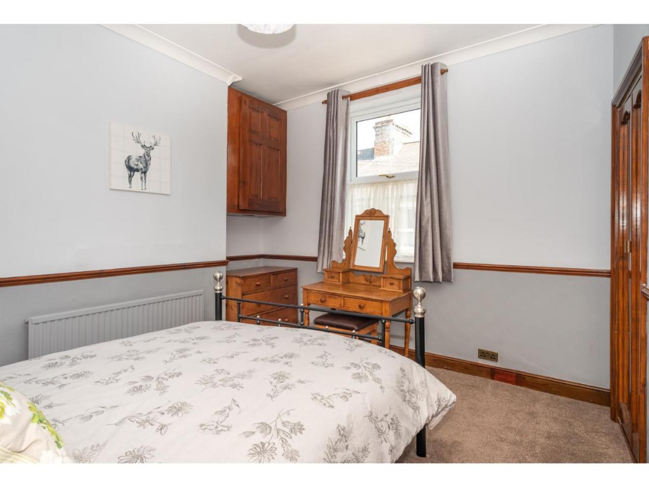 Spacious, Sleeps 5, Near Walls & Free Parking