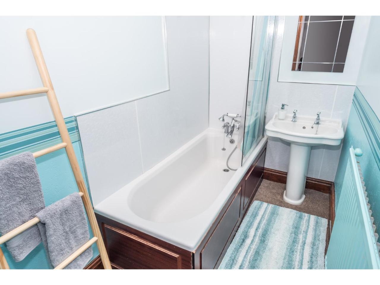 Spacious, Sleeps 5, Near Walls & Free Parking Apartment *