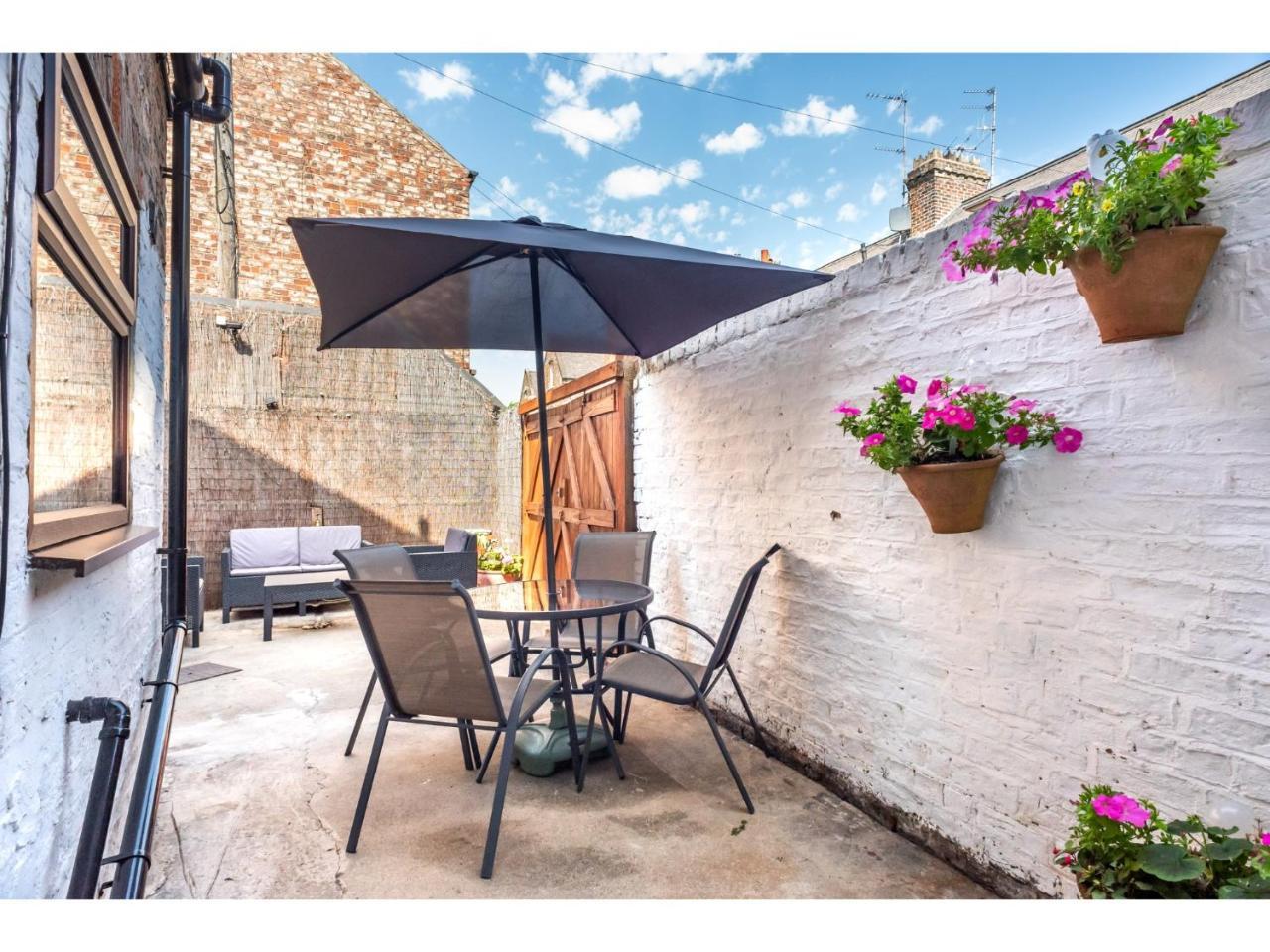 Spacious, Sleeps 5, Near Walls & Free Parking Apartment *