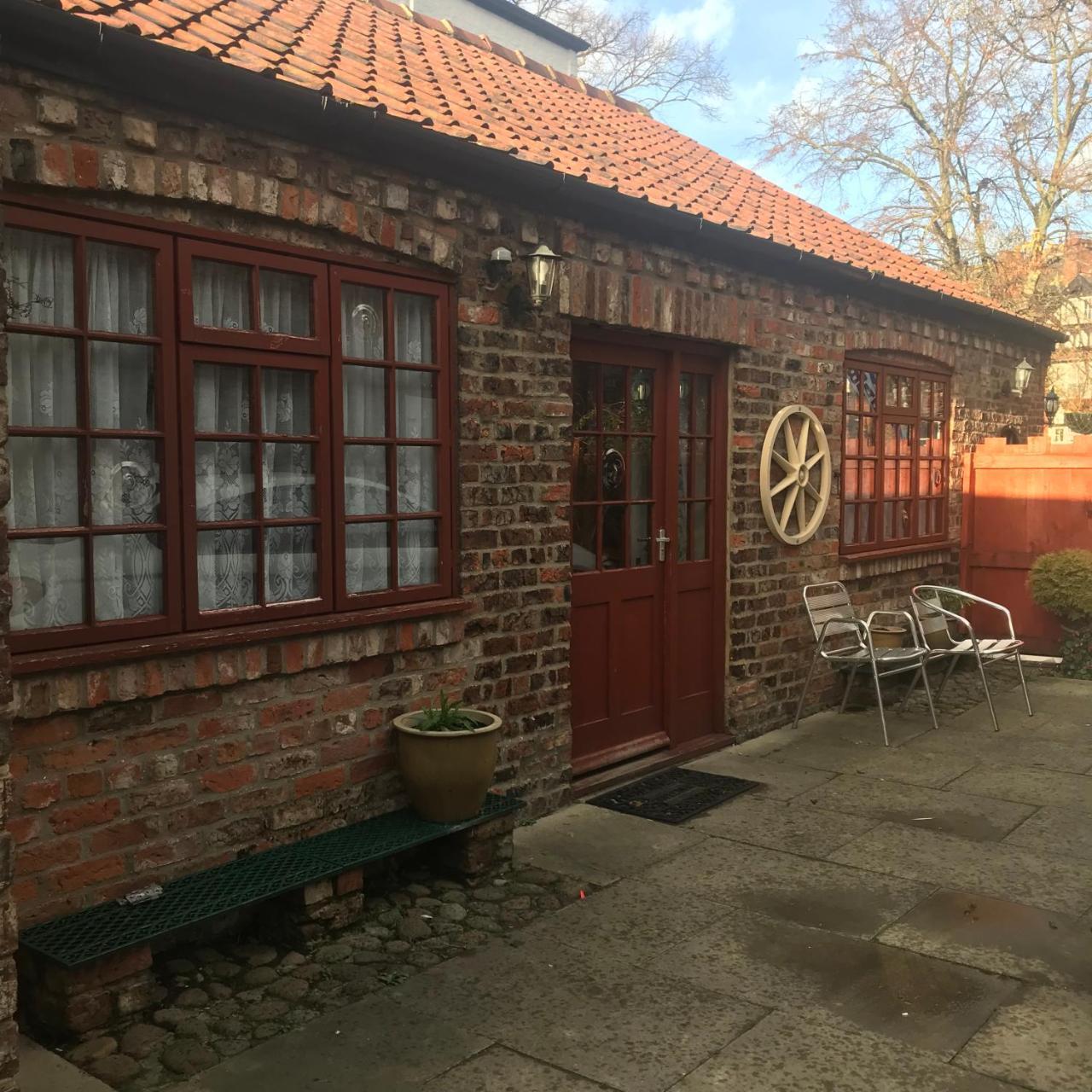 Old Grey Mare Inn *