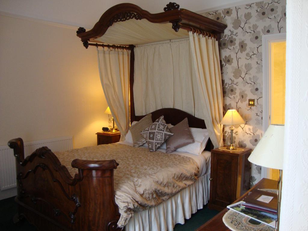 Ascot House 4*