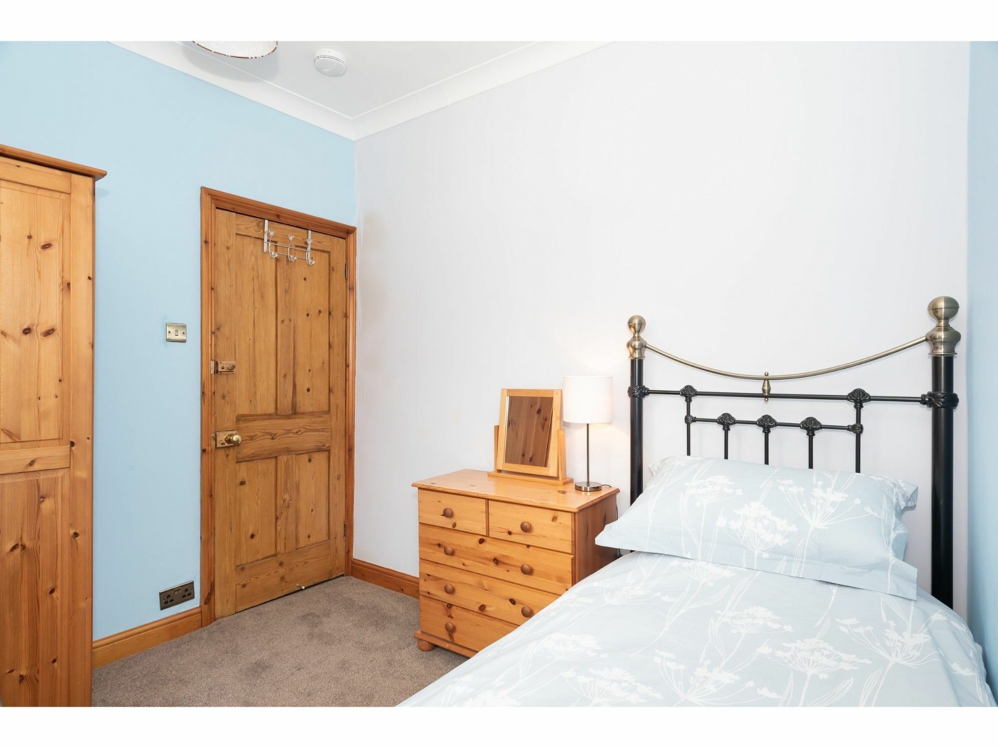 Spacious, Sleeps 5, Near Walls & Free Parking * York