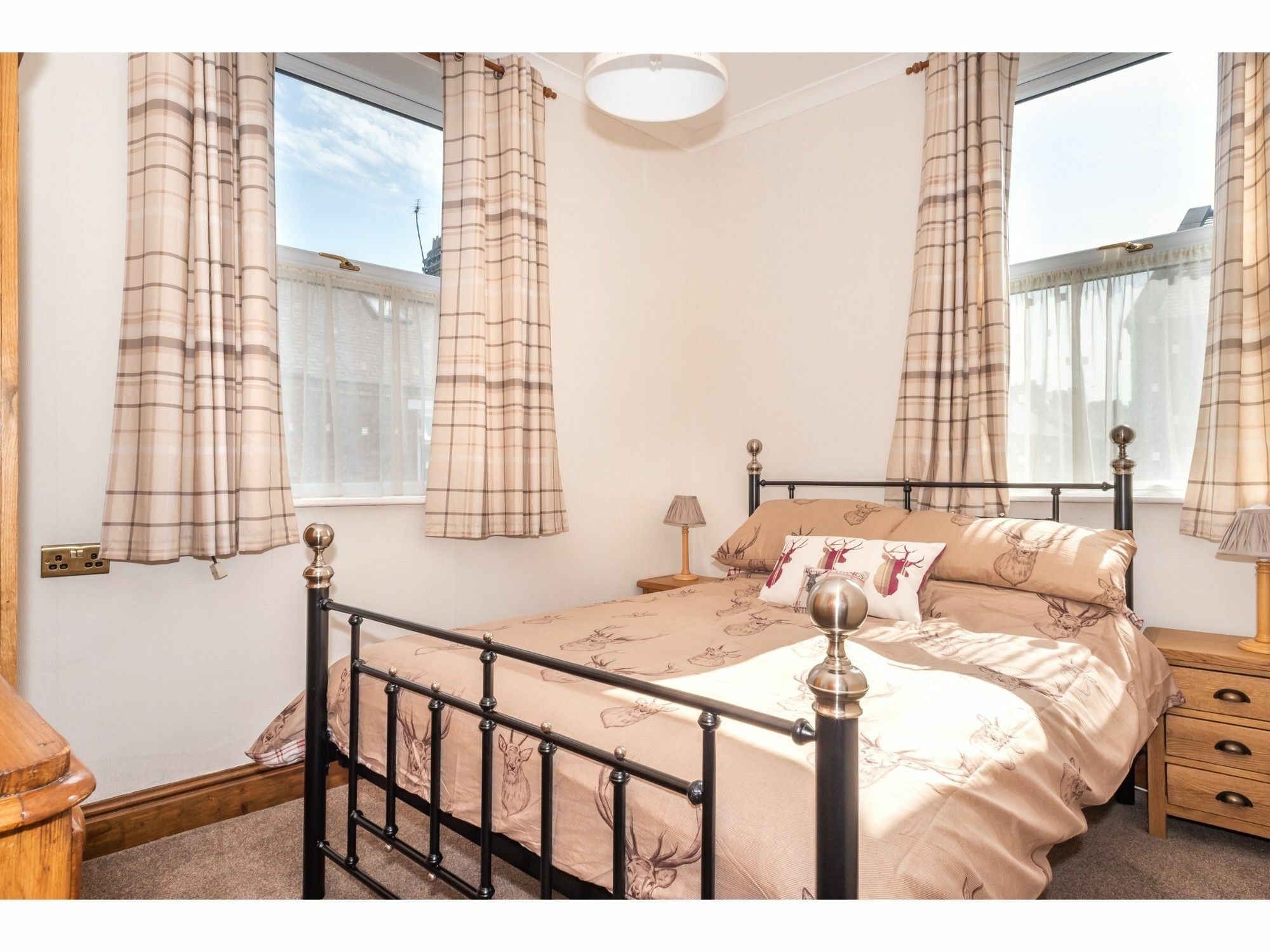 Spacious, Sleeps 5, Near Walls & Free Parking Apartment *