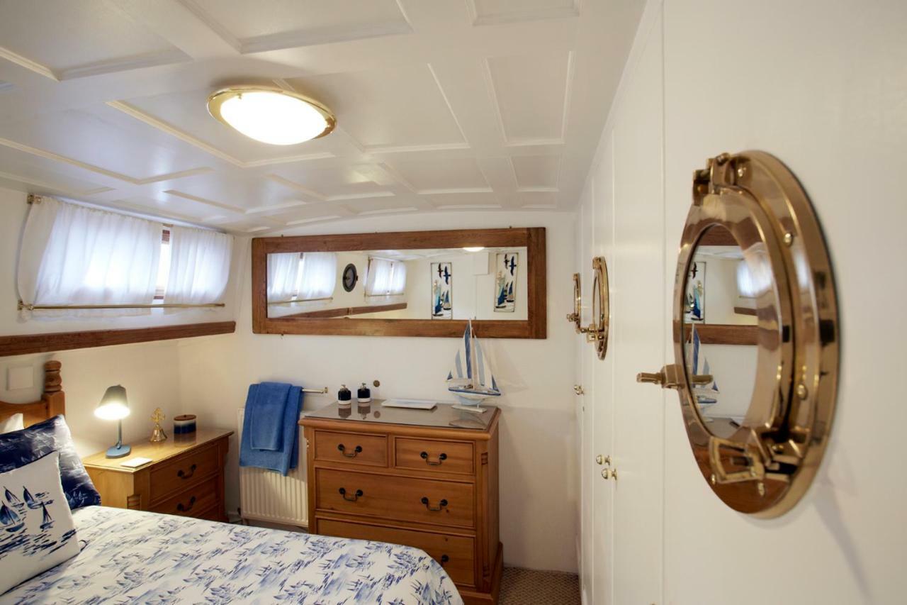 Motor Vessel Till *