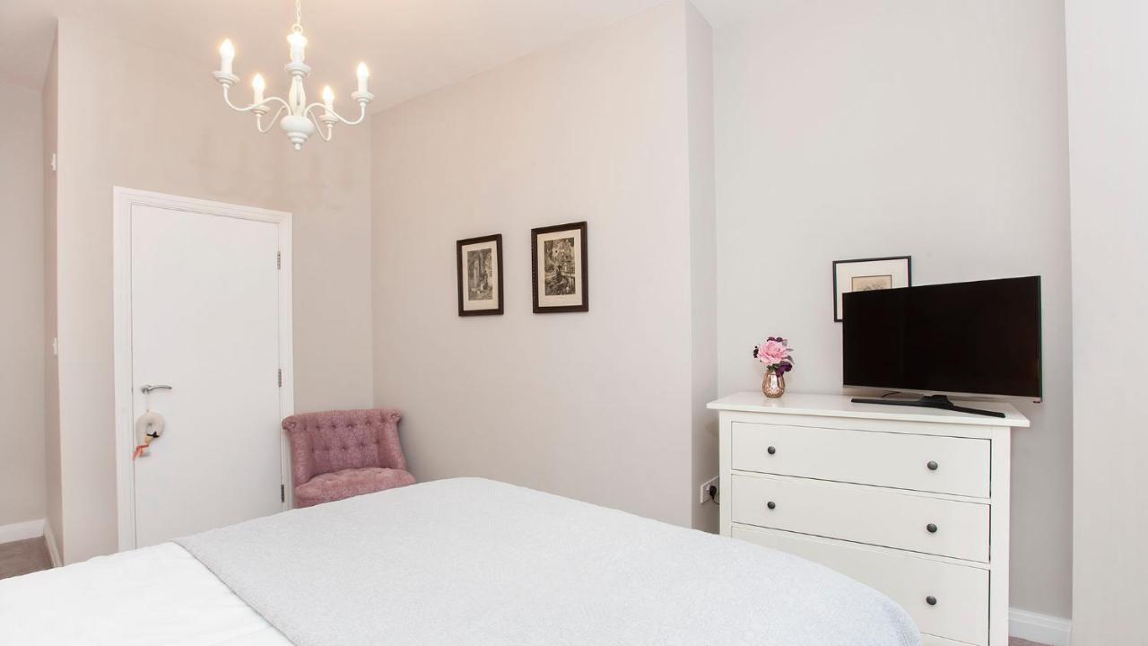 Bedford Mews Apartment *