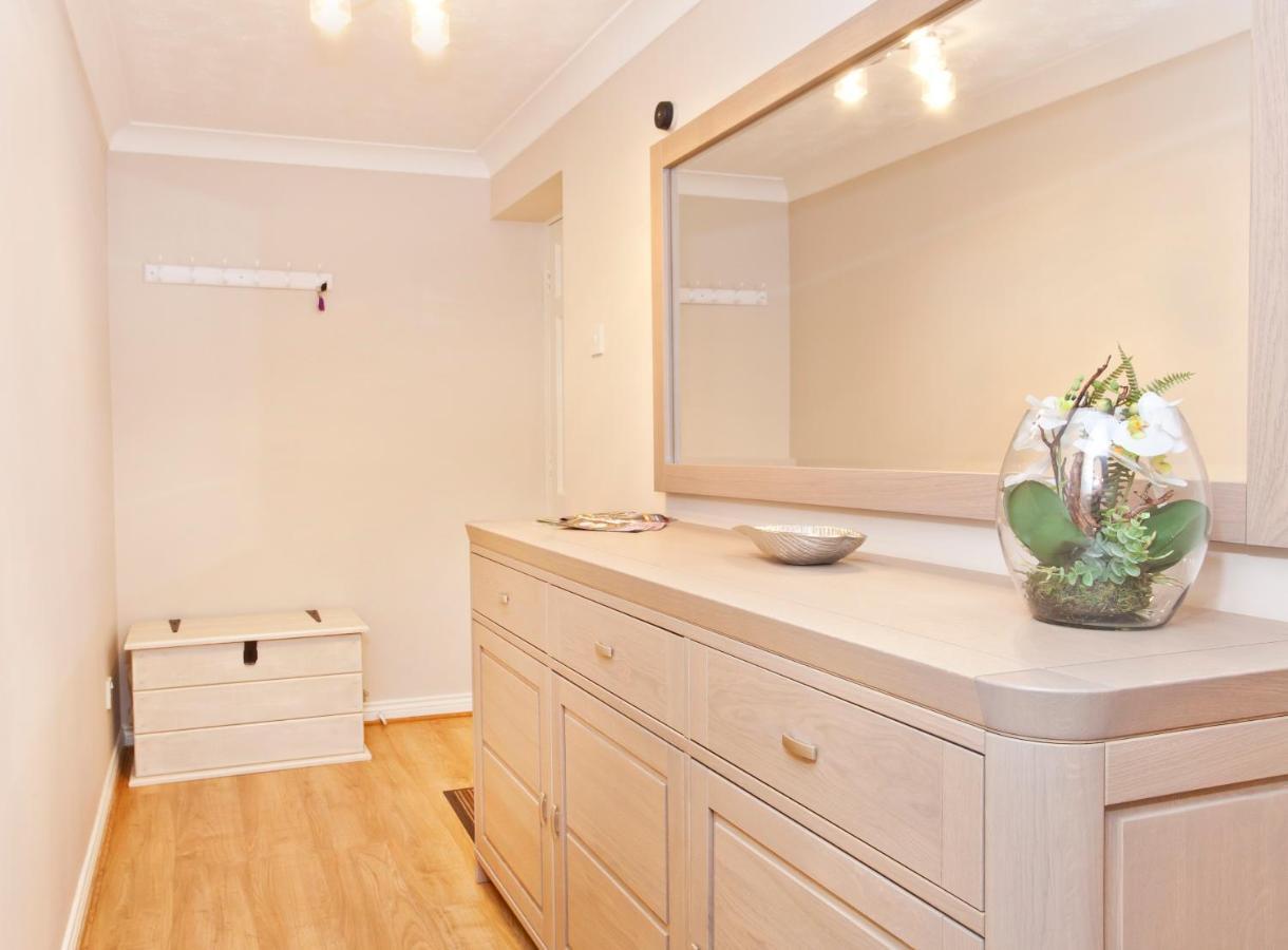 82 Postern Close Apartment *